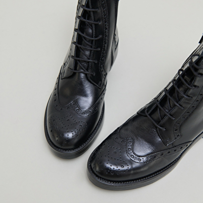 Boots &agrave; lacets in black leather | ari