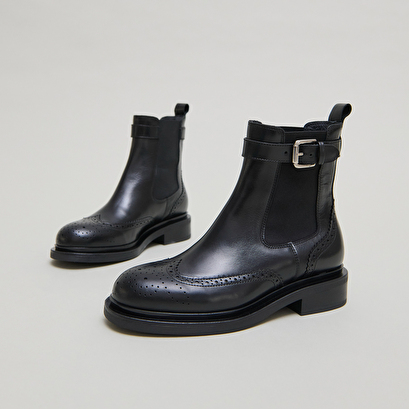 Boots &agrave; boucles in black leather | douby
