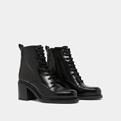 Boots &agrave; talons et &agrave; lacets in black leather | duplex