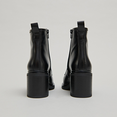 Boots &agrave; talons et &agrave; lacets in black leather | duplex