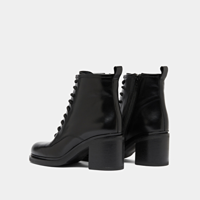 Boots &agrave; talons et &agrave; lacets in black leather | duplex