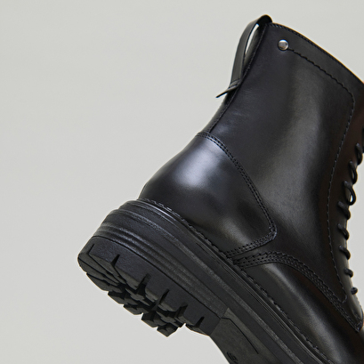 Boots &agrave; lacets et semelles crant&eacute;es in black leather | adalice