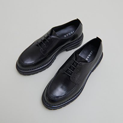 Derbies &agrave; semelles crant&eacute;es in black leather | adalou