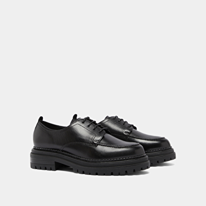Derbies &agrave; semelles crant&eacute;es in black leather | adalou