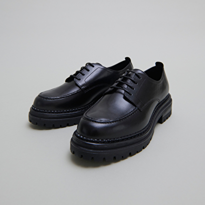 Derbies &agrave; semelles crant&eacute;es in black leather | adalou
