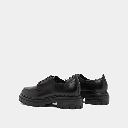 Derbies &agrave; semelles crant&eacute;es in black leather | adalou