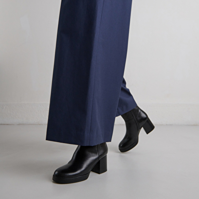 Bottines &agrave; talons flare in black leather | anelle