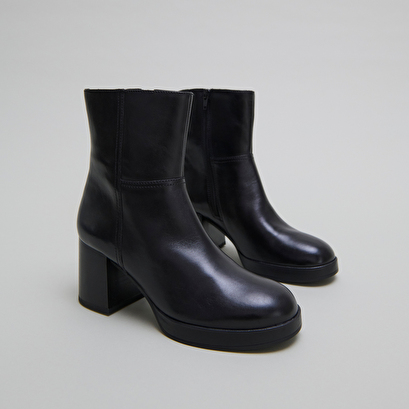 Bottines &agrave; talons flare in black leather | anelle