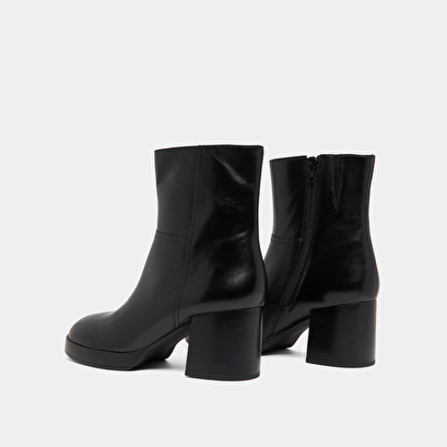 Bottines &agrave; talons flare in black leather | anelle
