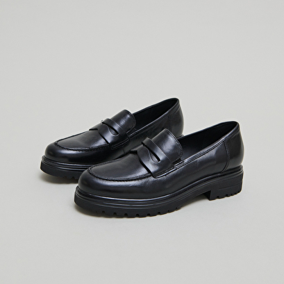 Loafers with notched soles black