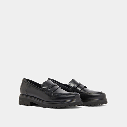Loafers with notched soles black