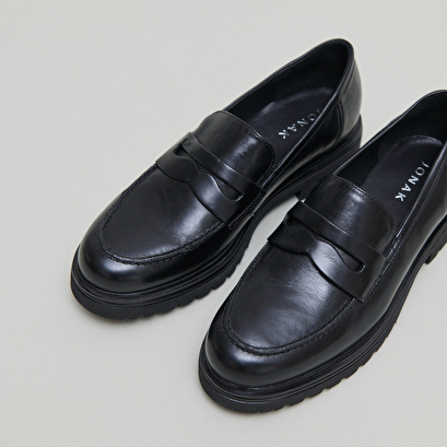 Loafers with notched soles black