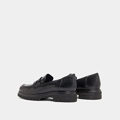 Loafers with notched soles black