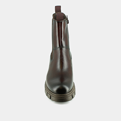 Boots &agrave; semelles crant&eacute;es et bouts ronds... in red-brown leather | arona