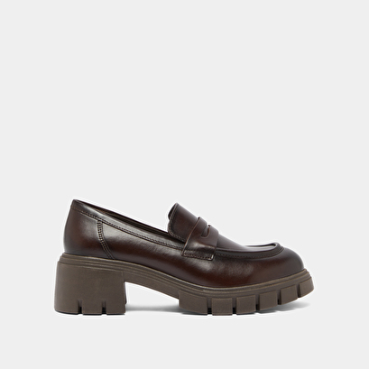 Loafers with notched soles red brown