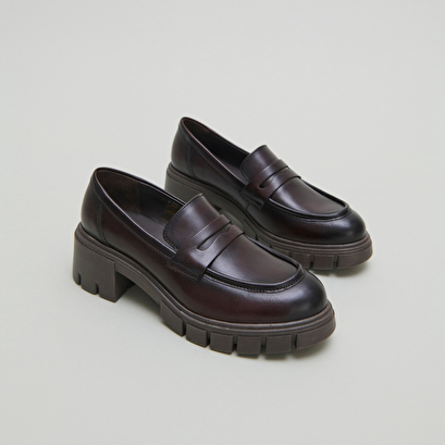Loafers with notched soles red brown