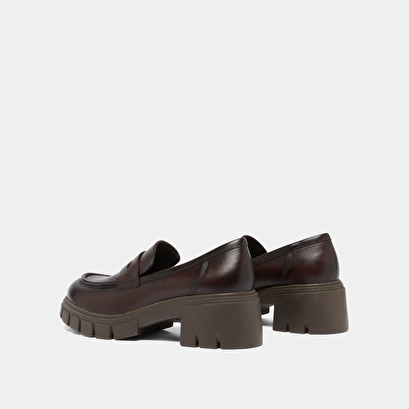 Loafers with notched soles red brown