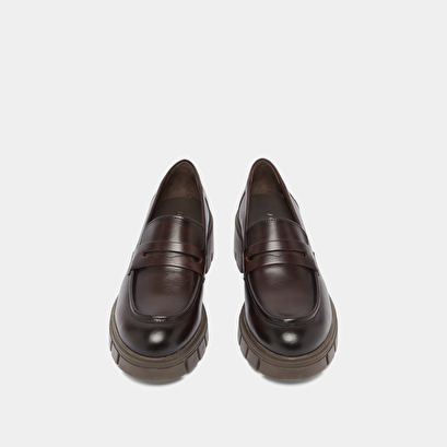 Loafers with notched soles red brown