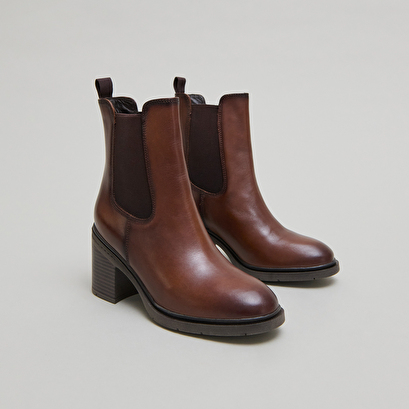 Bottines &agrave; &eacute;lastiques et bouts arrondis.... in cognac leather | atila