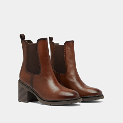 Bottines &agrave; &eacute;lastiques et bouts arrondis.... in cognac leather | atila