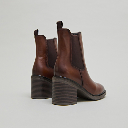 Bottines &agrave; &eacute;lastiques et bouts arrondis.... in cognac leather | atila
