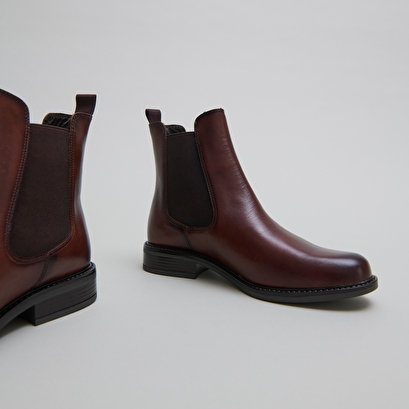 Boots &agrave; &eacute;lastiques et &agrave; bouts ronds in cognac leather | audry