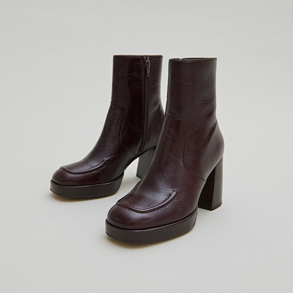 Heeled ankle boots with squared toes in chocolate distressed leather | VERONICA