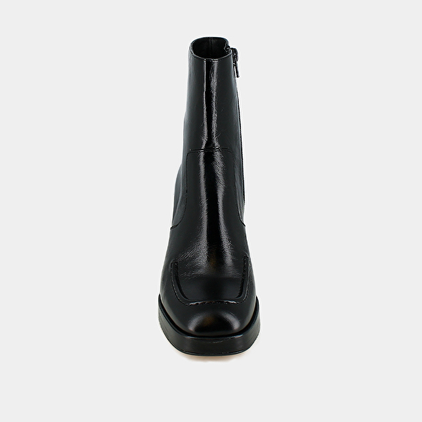 Bottines &agrave; talons et bouts carr&eacute;s in black distressed leather | VERONICA