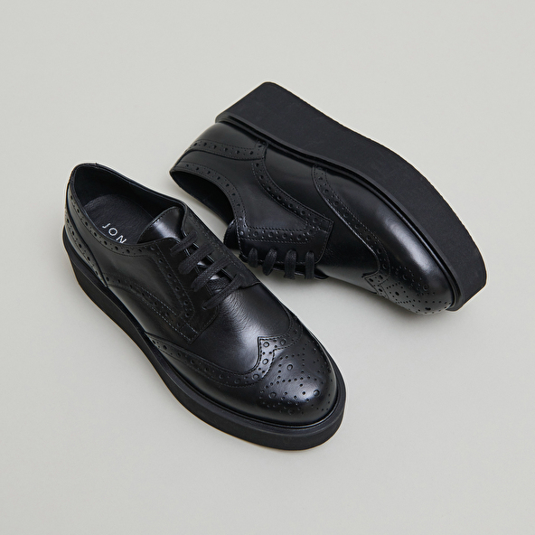 Derbies compensées in black leather | ADRIELLE