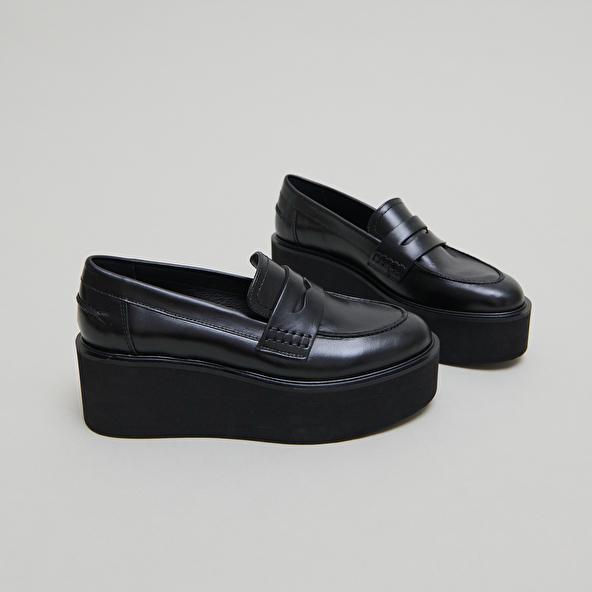 Mocassins compensés in black leather | ANJA