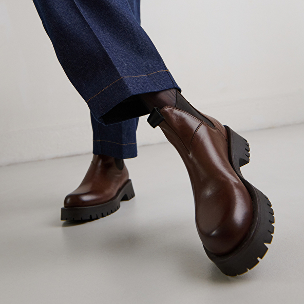 Boots à semelles crantées in brown patinated leather | ROCHE
