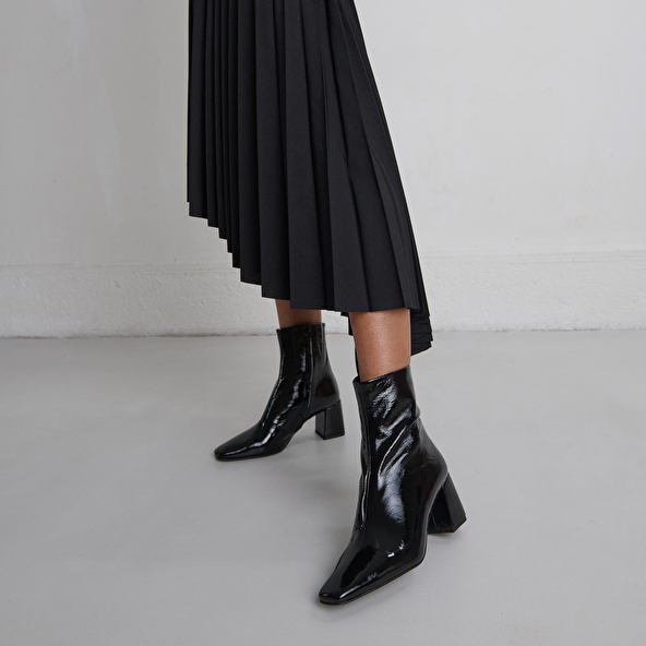 Bottines à bouts pointus in black pleated patent | DALIBAR