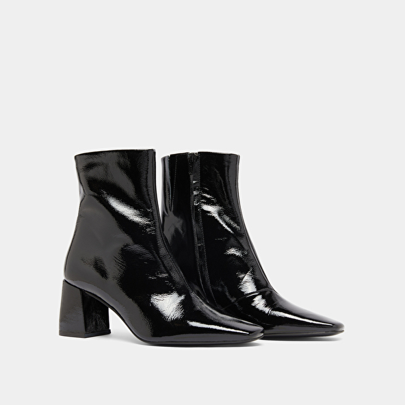 Bottines à bouts pointus in black pleated patent | DALIBAR