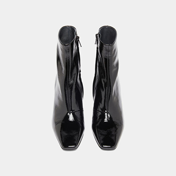 Bottines à bouts pointus in black pleated patent | DALIBAR