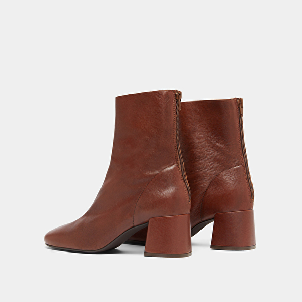 Bottines &agrave; fermetures &eacute;clairs arri&egrave;res..... in brown grained leather | DENONIE