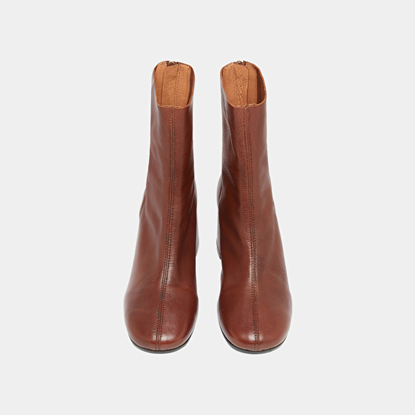 Bottines &agrave; fermetures &eacute;clairs arri&egrave;res..... in brown grained leather | DENONIE