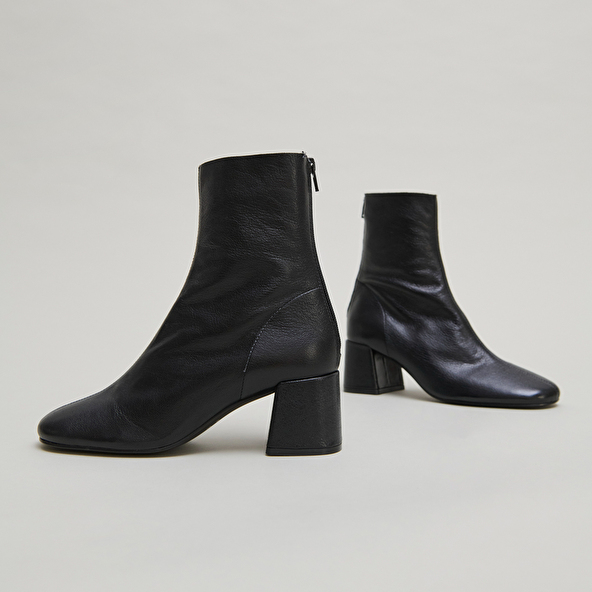 Bottines à fermetures éclairs arrières in black grained leather | DENONIE