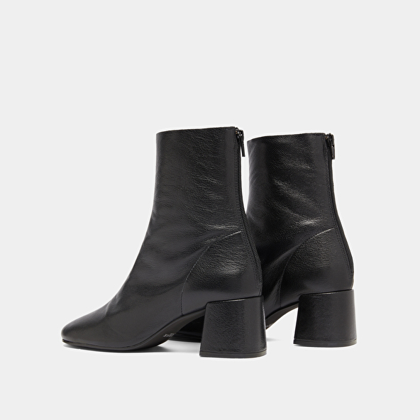 Bottines à fermetures éclairs arrières in black grained leather | DENONIE