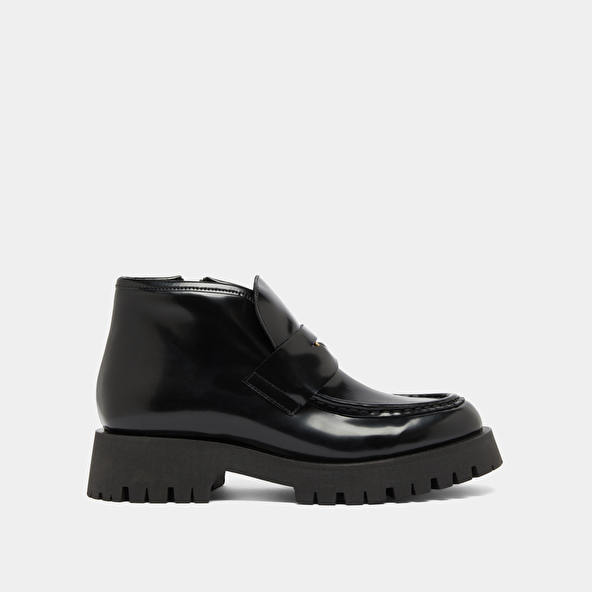 Boots à empiècements in black glazed leather | DESK