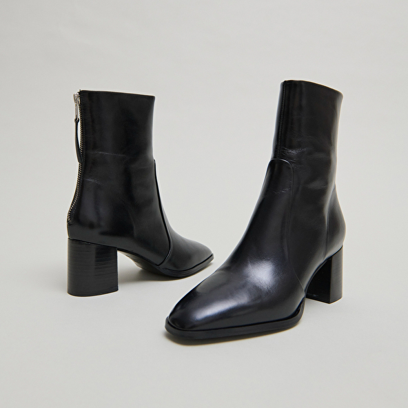 Bottines avec fermeture éclair arrière in black leather | DETRAS