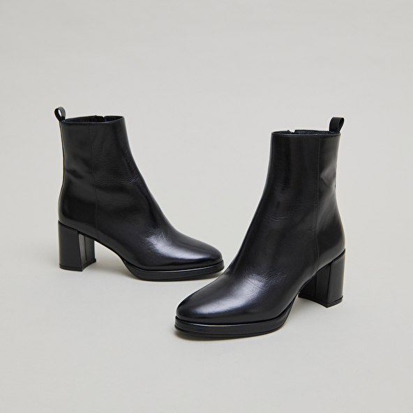 Ankle boots with heels in black leather | DIBRINA