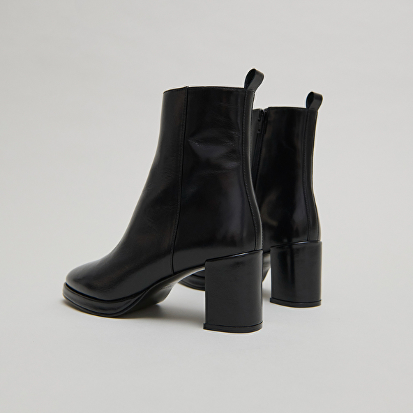 Ankle boots with heels in black leather | DIBRINA