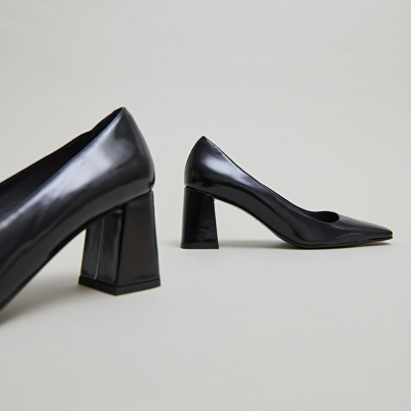 Escarpins à larges talons in black glazed leather | DODEME