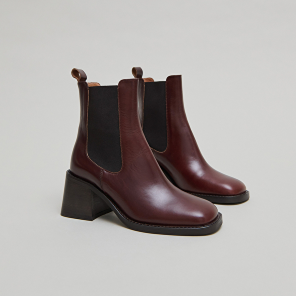 Ankle boots with elastic straps and thick heels in brown patinated leather | DUCK