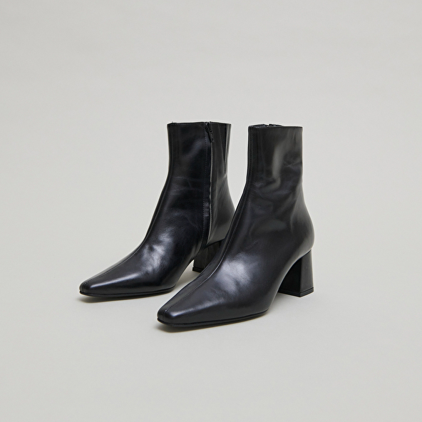 Bottines &agrave; larges talons in black leather | DYONISOS