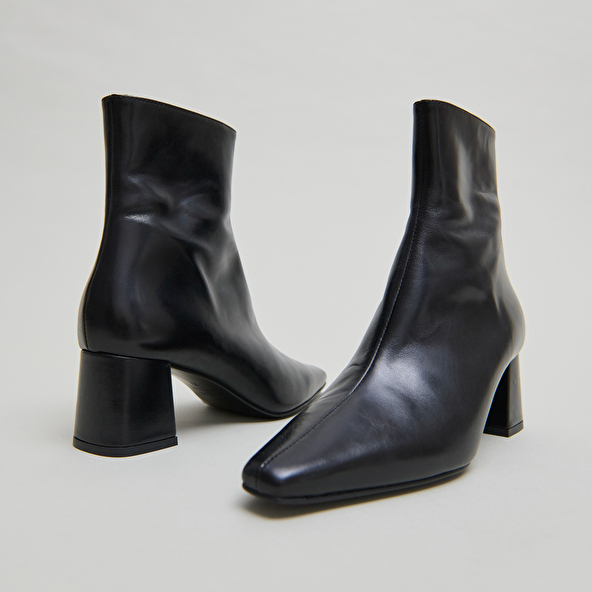 Bottines &agrave; larges talons in black leather | DYONISOS