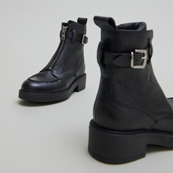 Boots &agrave; fermetures &eacute;clairs in grained leather and black leather | ARIO