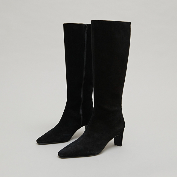 Bottes à talons et bouts pointus in black suede | DANOU