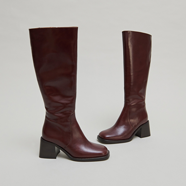 Heeled boots with squared toes in brown leather | DIOU
