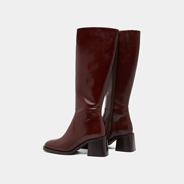 Heeled boots with squared toes in brown leather | DIOU